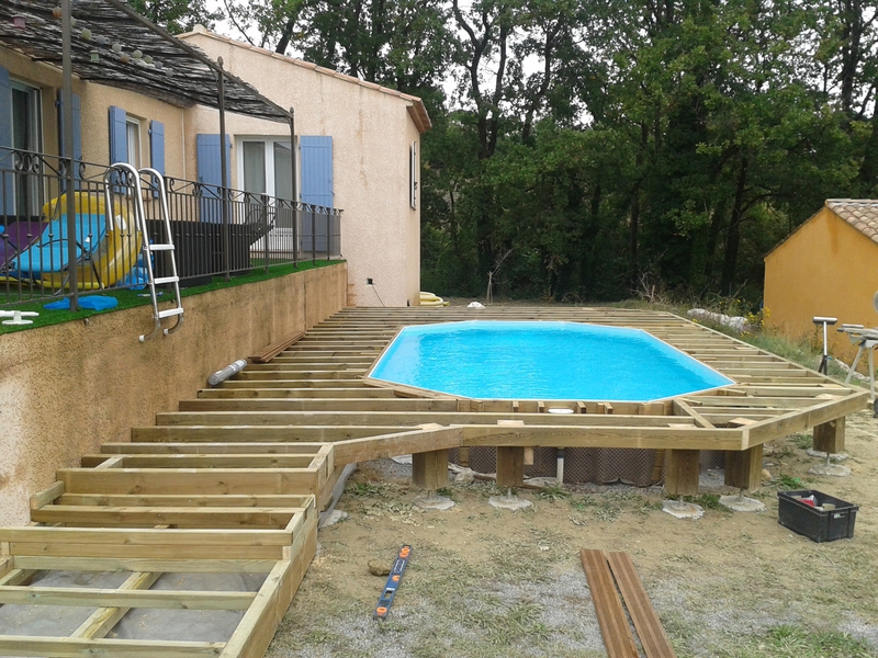terrasse-avec-piscine-hors-sol-d-angle