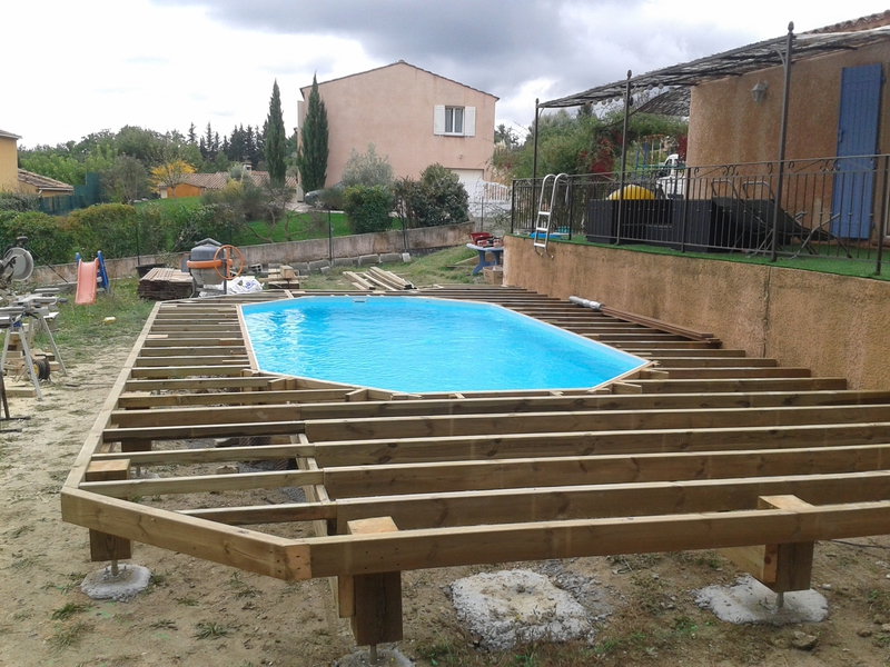 terrasse composite autour d'une piscine