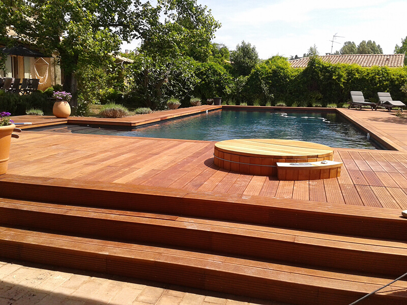 Terrasse en bois exotique autour d’une piscine