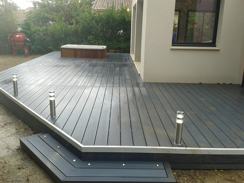 Terrasse en composite pour maison contemporaine
