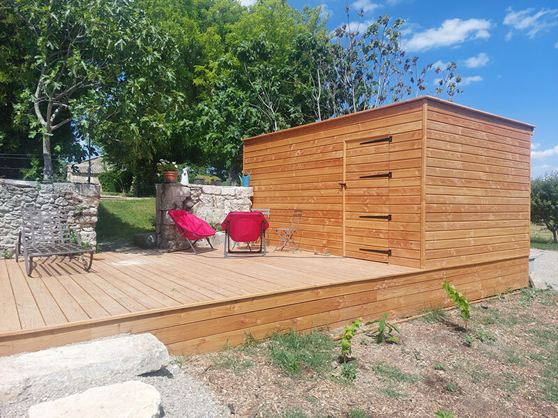 Terrasse en pin autoclave dans un jardin
